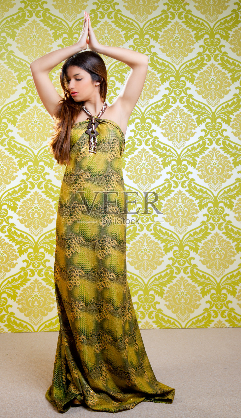 穿着民族服装跳舞的亚洲印度妇女照片摄影图片