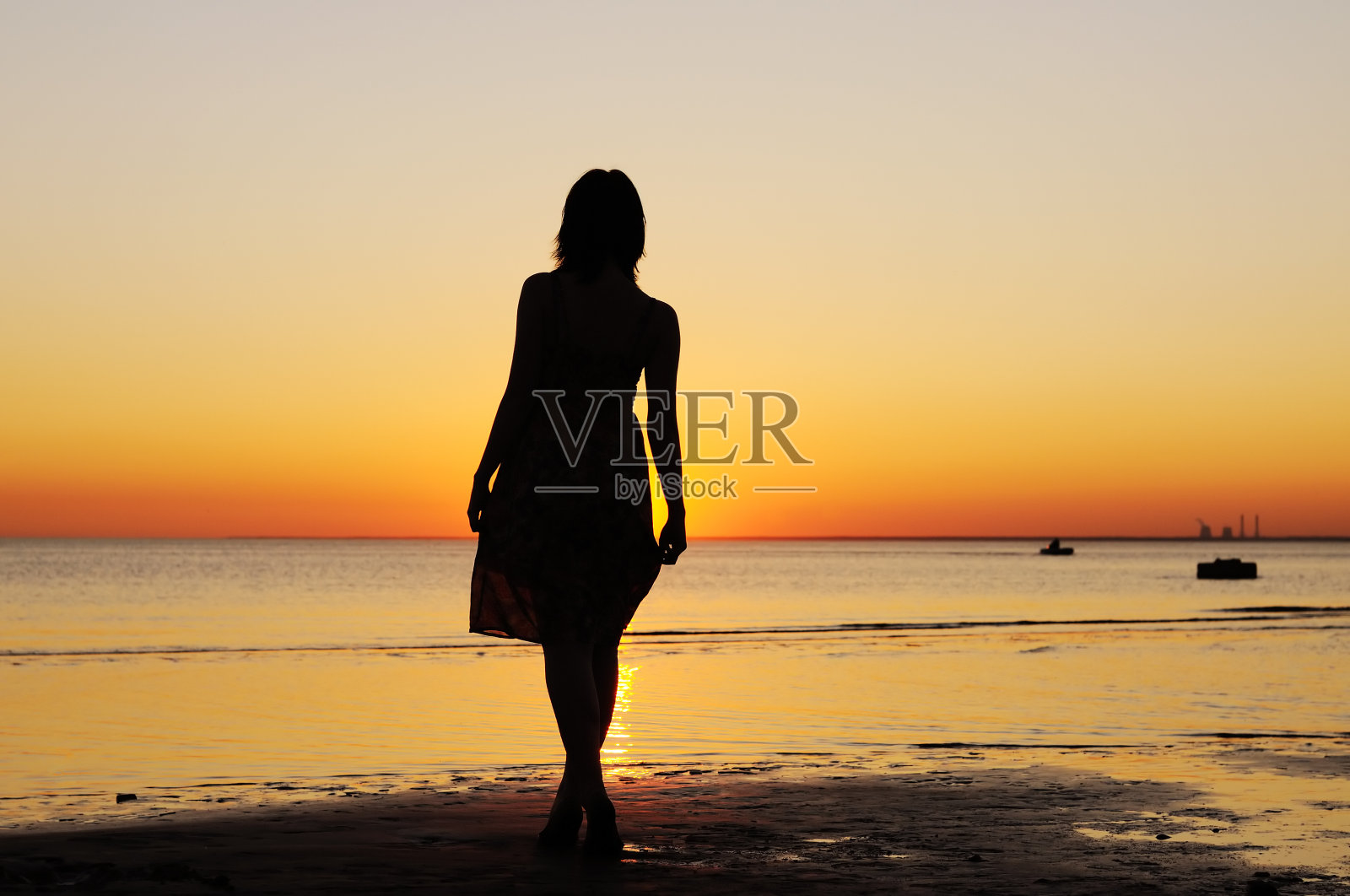 海边的女人的剪影照片摄影图片