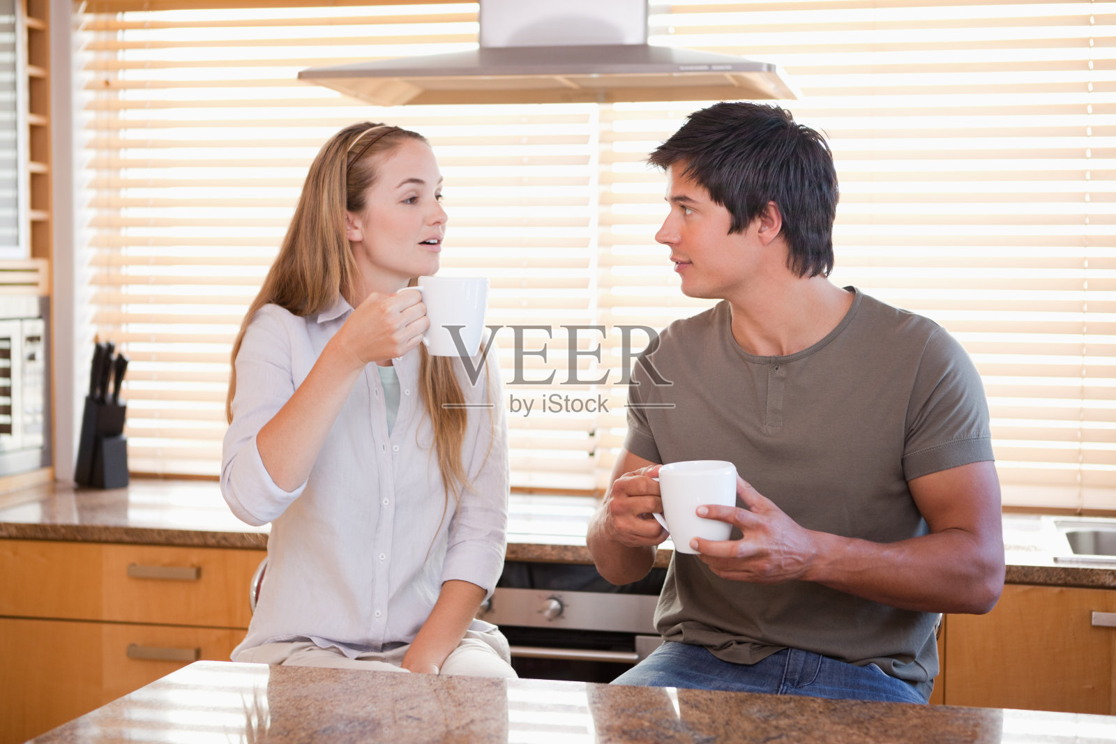 一对正在喝茶的夫妇照片摄影图片