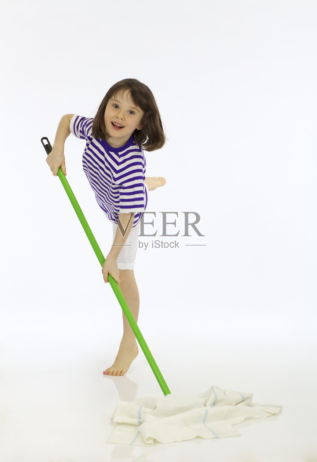 小女孩正在打扫她的房子照片摄影图片