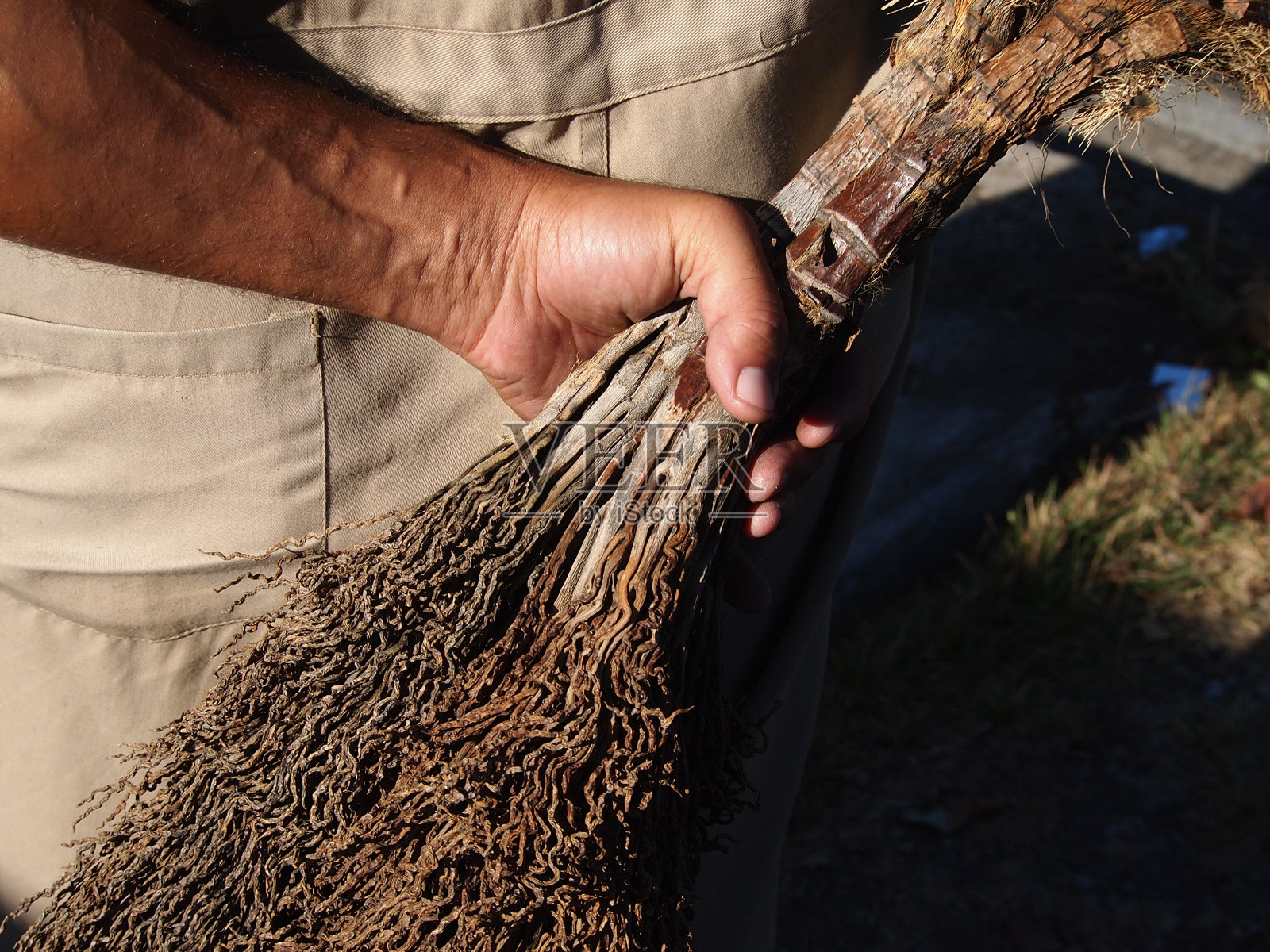 男人拿着小枝扫帚照片摄影图片