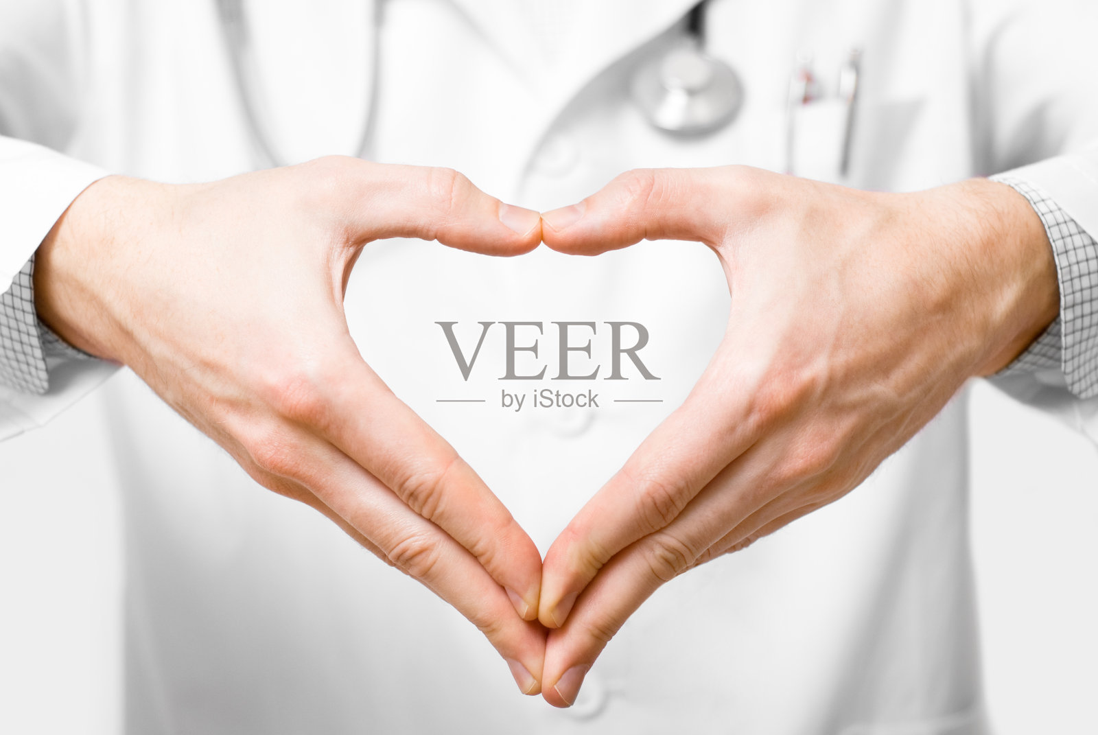 年轻医生，双手心形，背景白色照片摄影图片