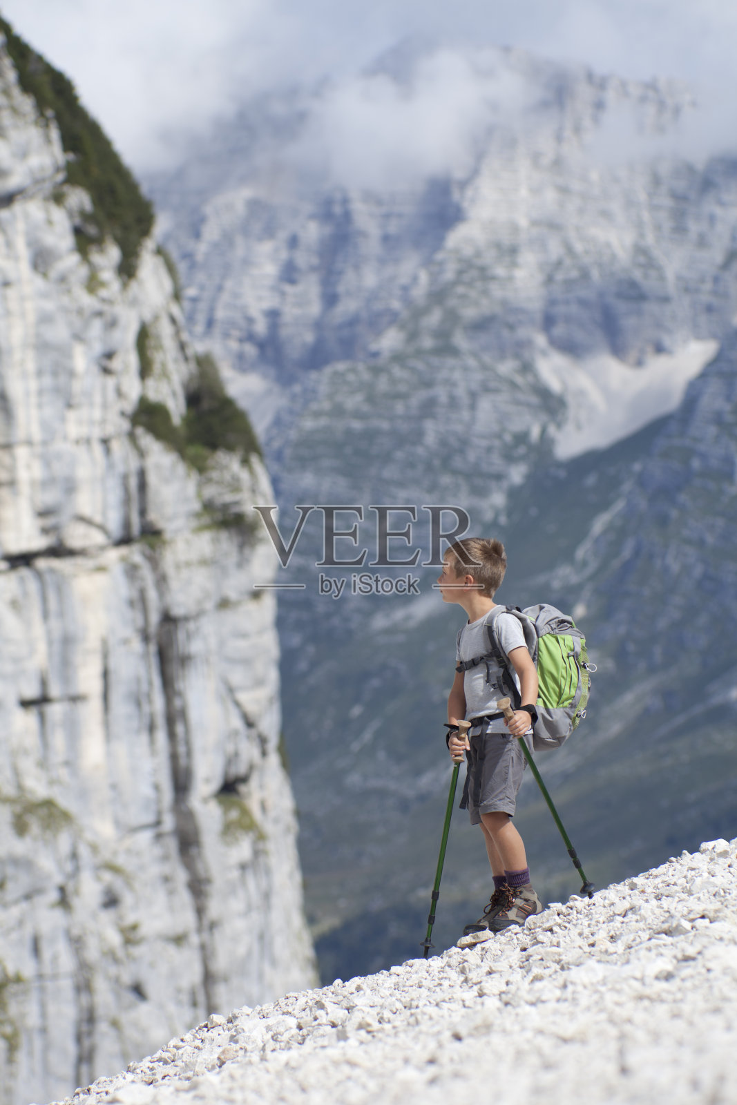 山里的小男孩照片摄影图片