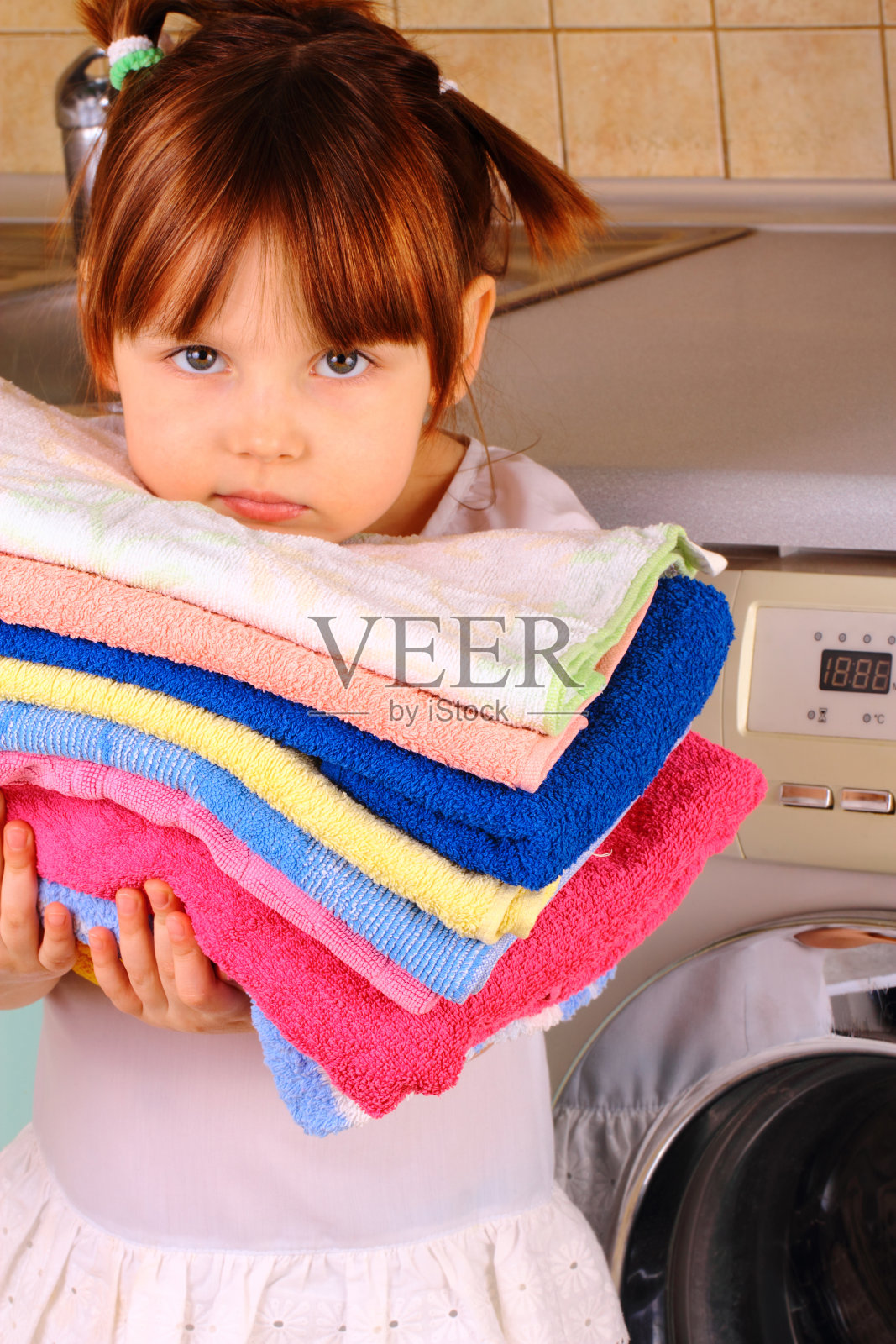 小女孩要去洗毛巾照片摄影图片