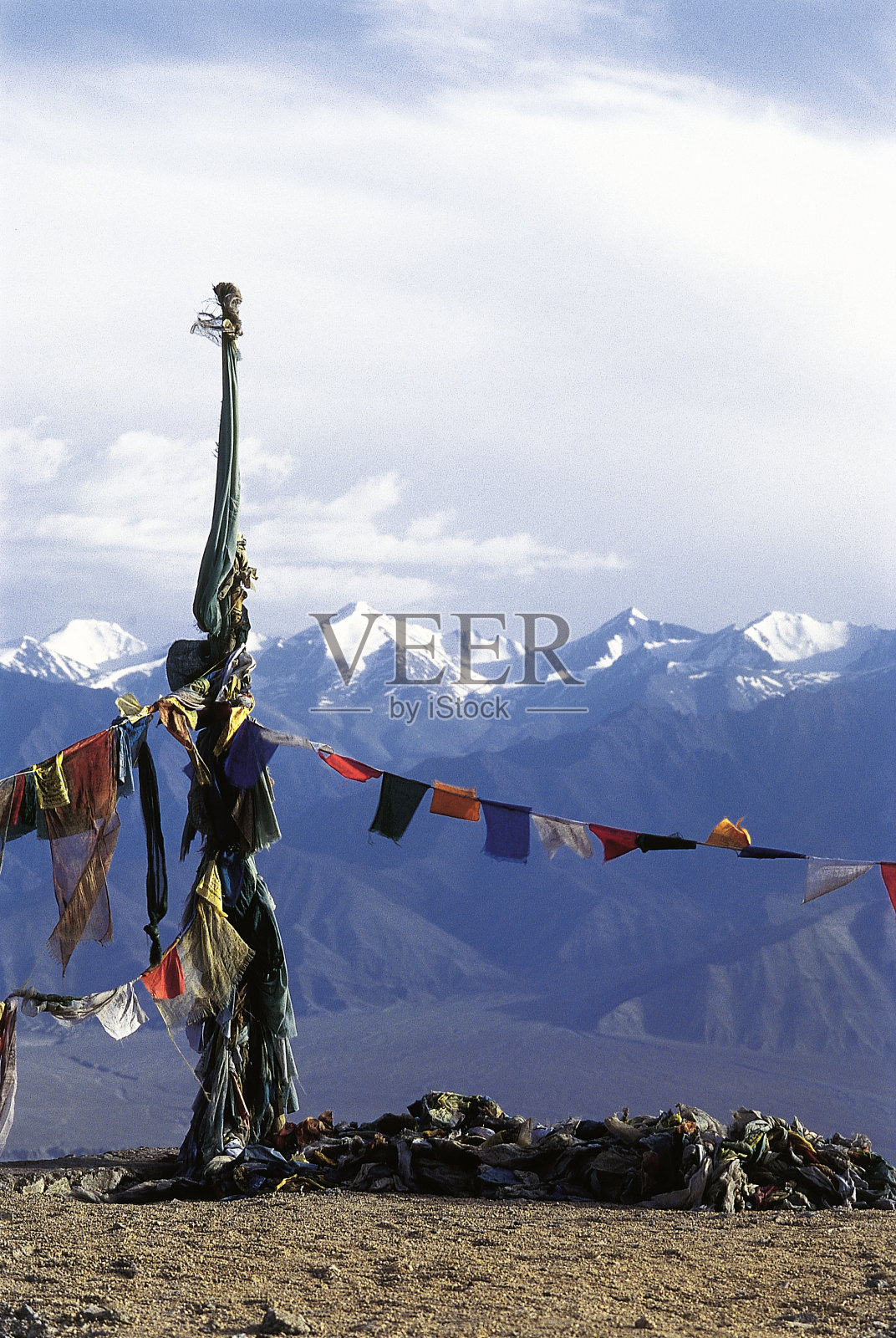 尼泊尔喜马拉雅山上的西藏旗帜照片摄影图片