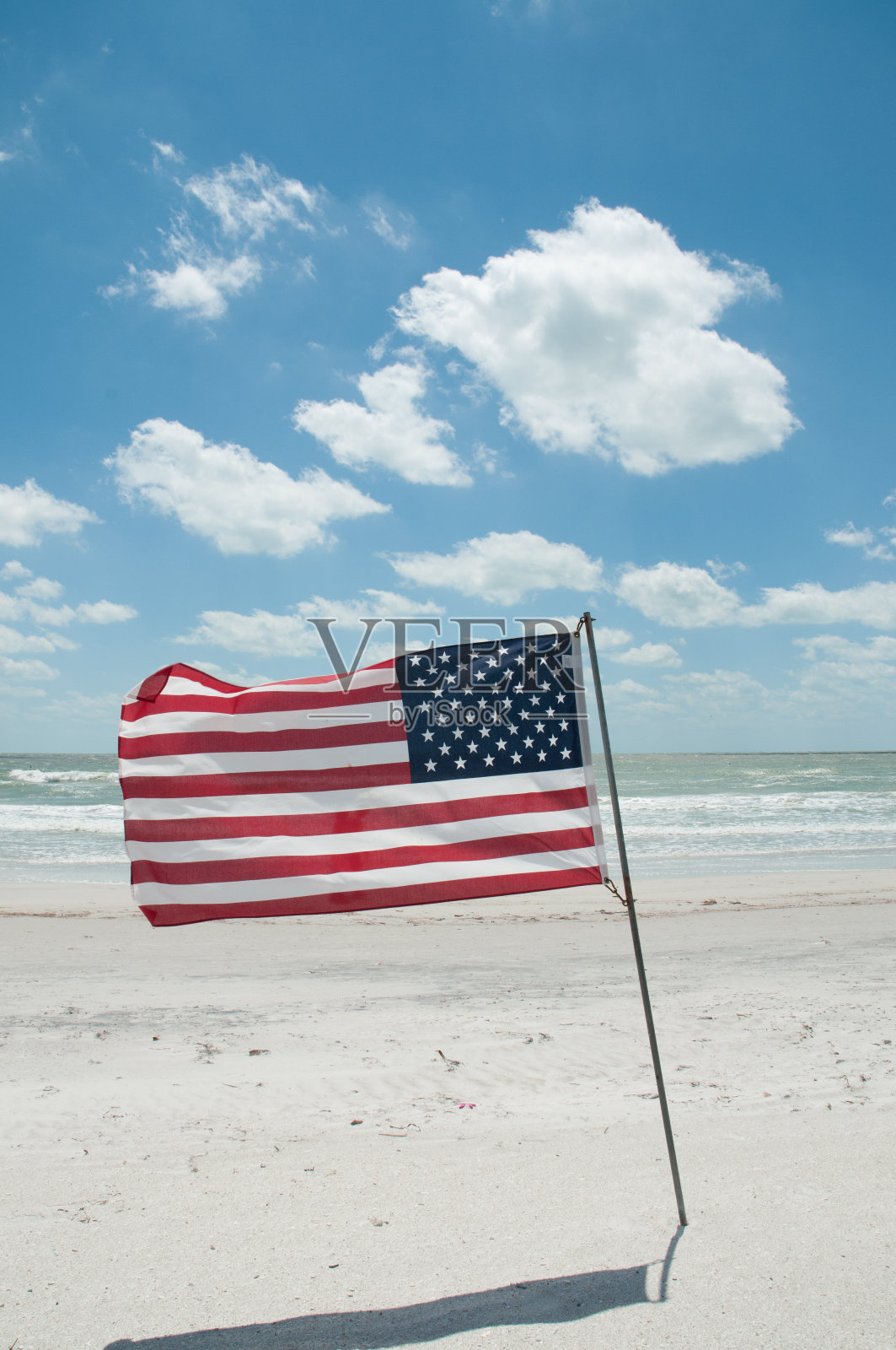 海滩上的美国国旗照片摄影图片