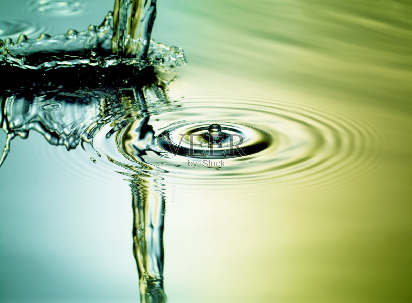 水滴在前面溅到左边照片摄影图片