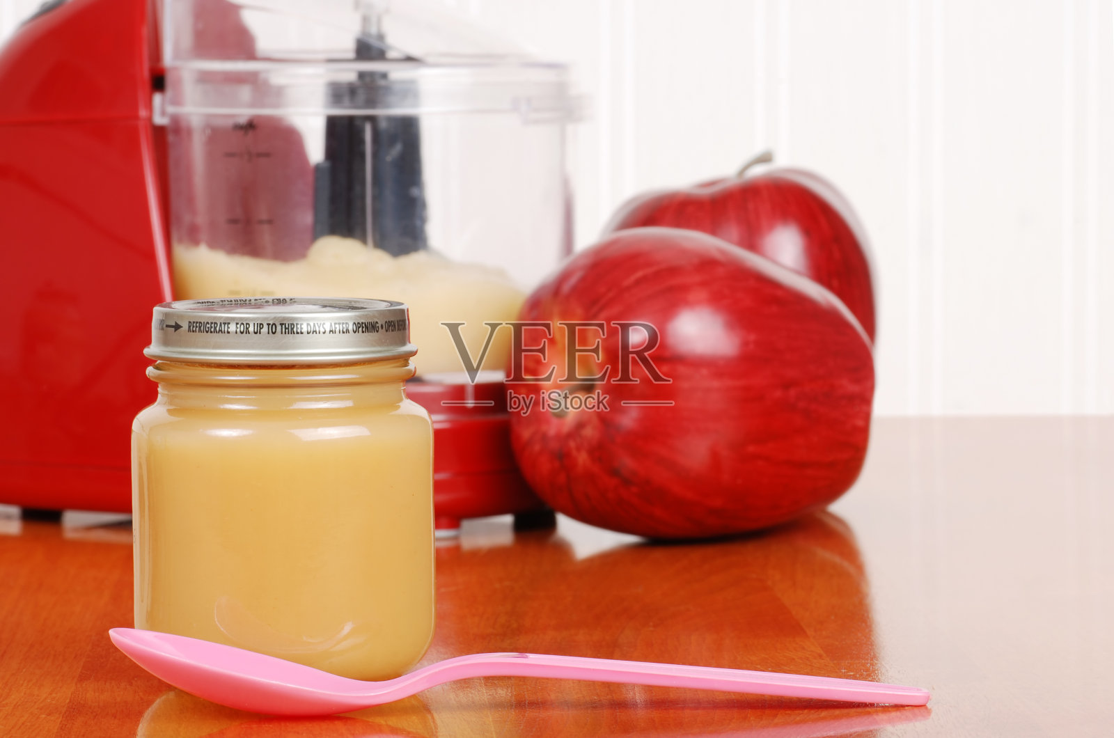 自制苹果酱婴儿食品用勺子照片摄影图片