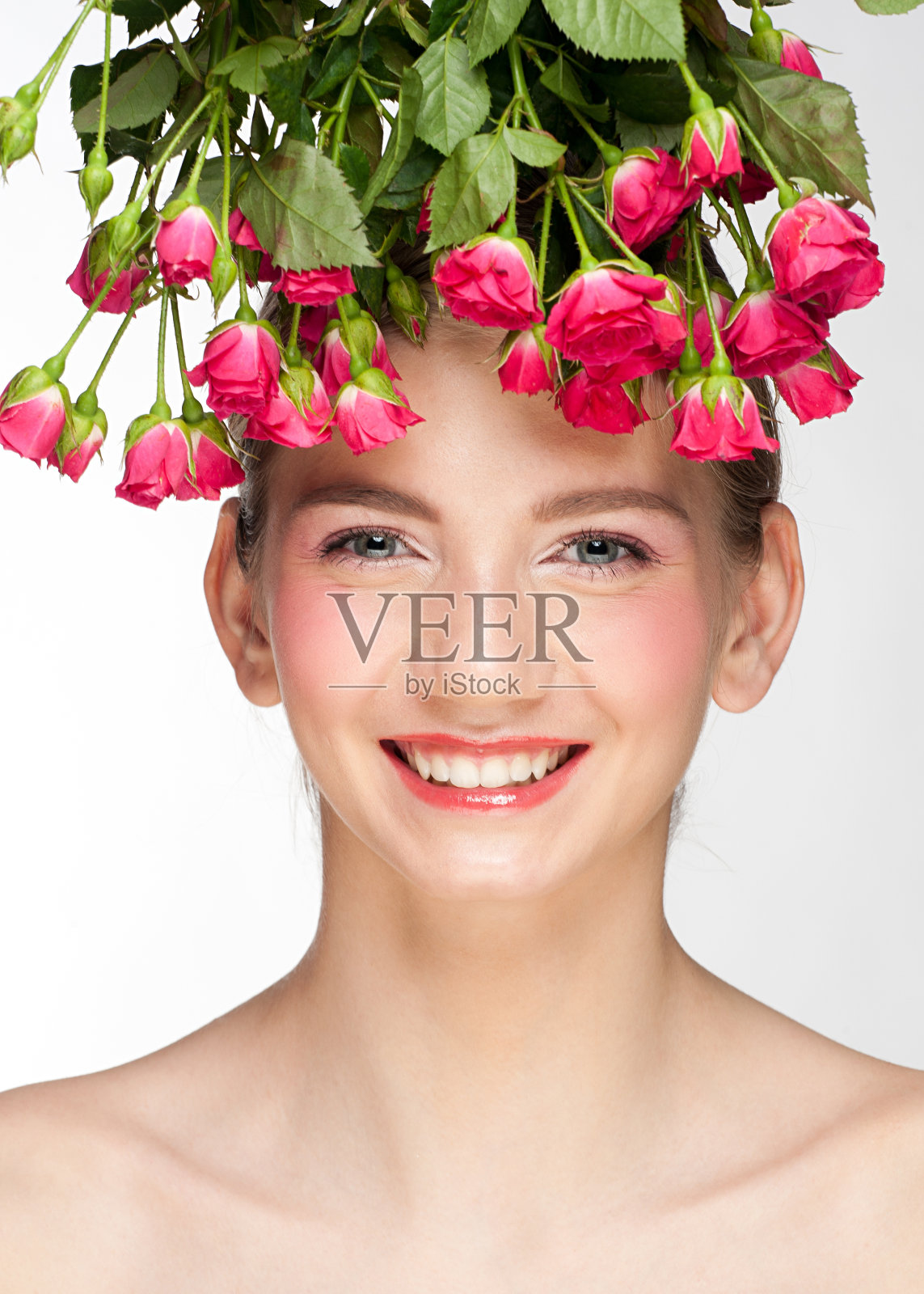 年轻漂亮的女人，带着玫瑰照片摄影图片