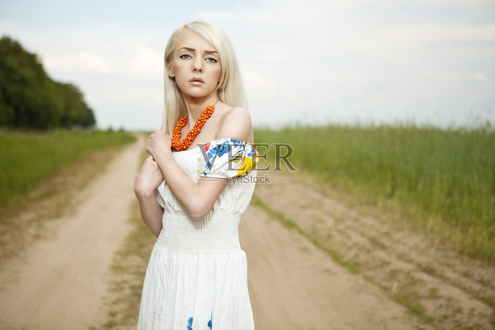 站在田间的农村妇女照片摄影图片