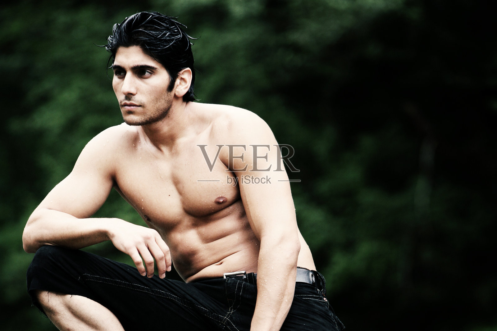 男人跪了下来画像照片摄影图片