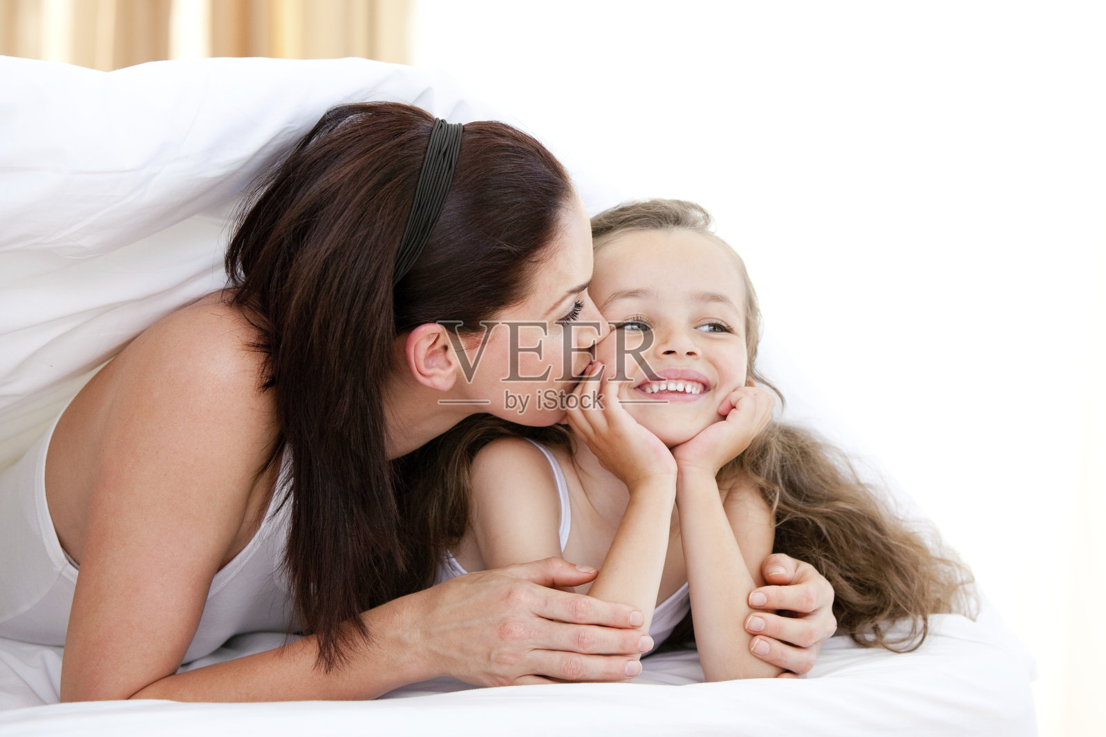 细心的母亲亲吻她的女儿照片摄影图片