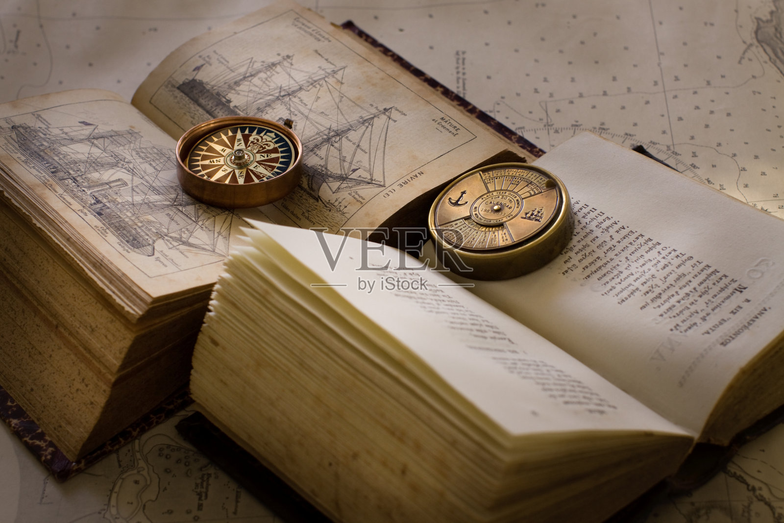 指南针和航海图的旧书照片摄影图片
