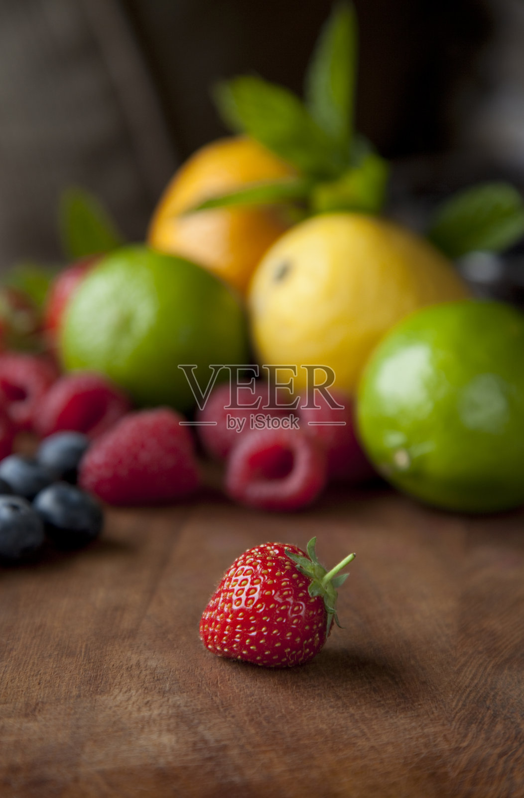 孤独的草莓照片摄影图片