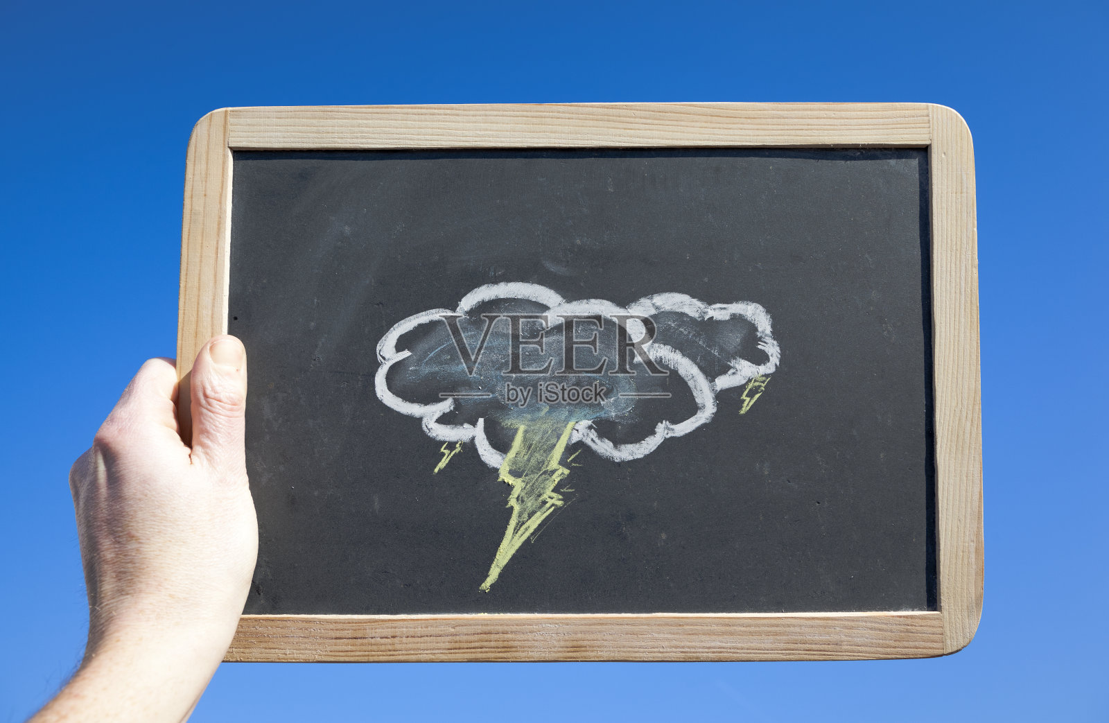 黑板上的乌云映衬着蓝天。天气的概念照片摄影图片
