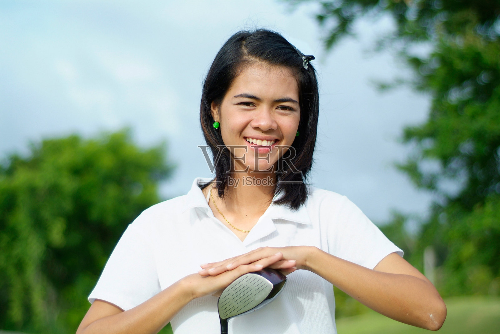 年轻女性高尔夫球手照片摄影图片