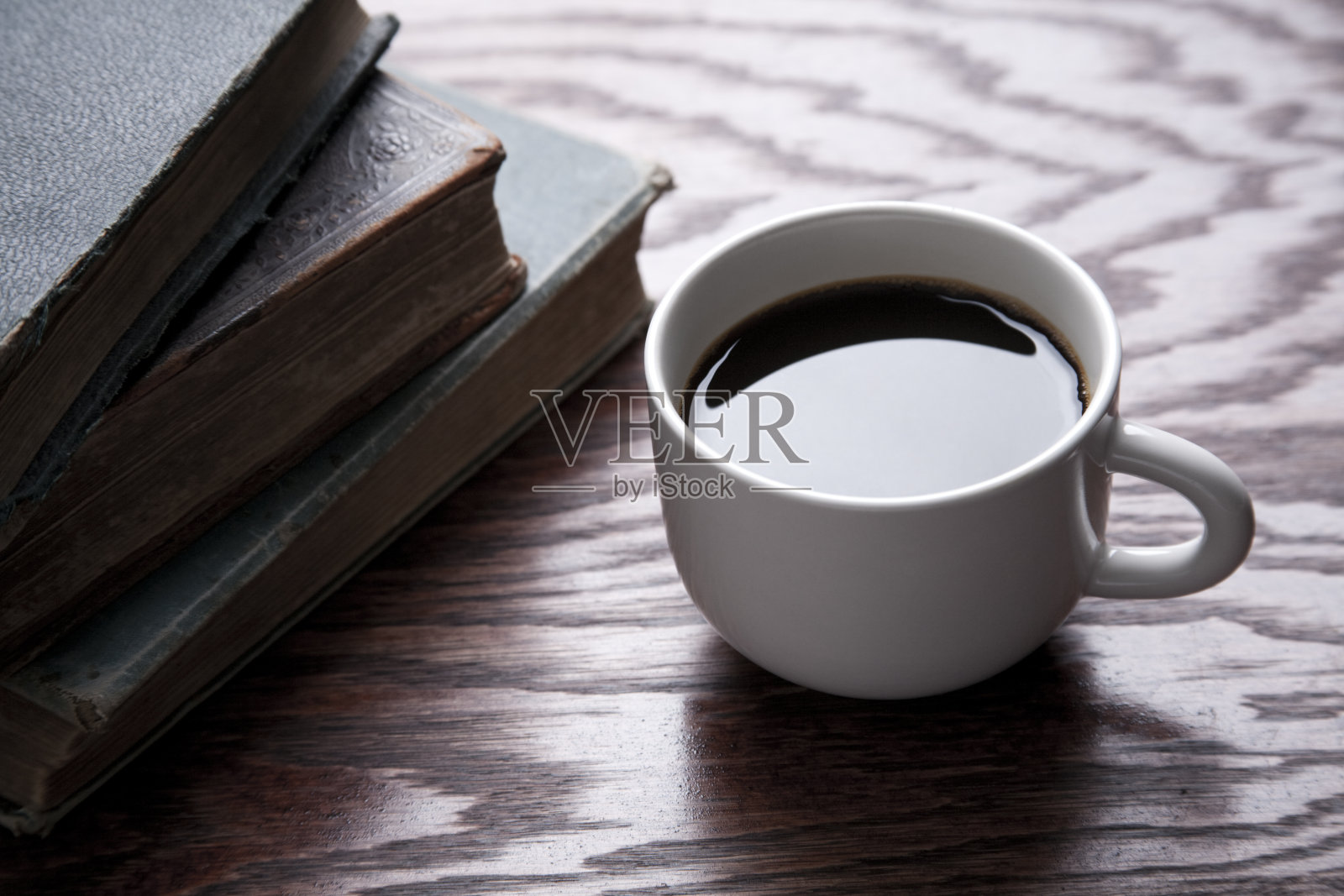 咖啡和旧书照片摄影图片