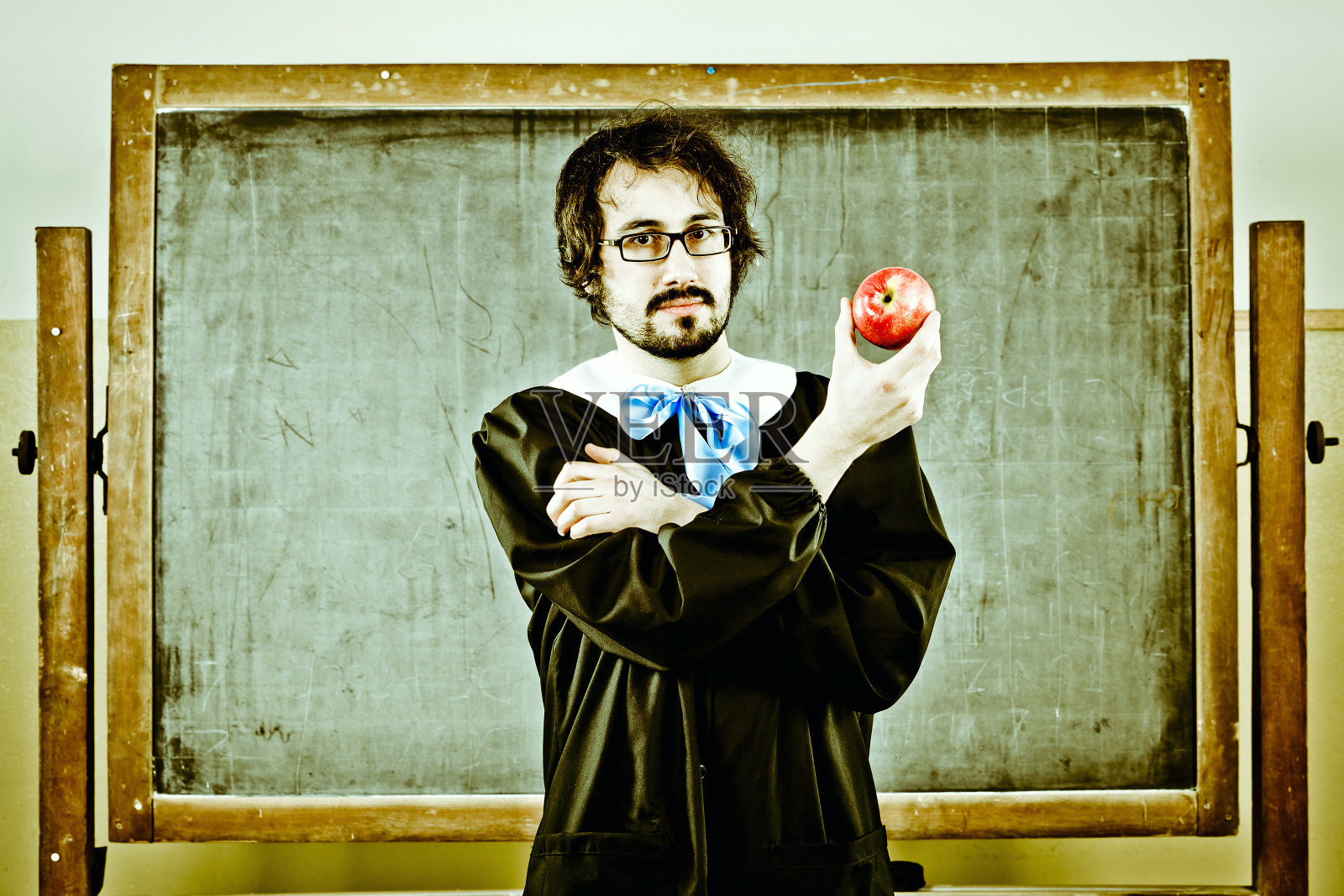 像拿着红苹果的学生一样的成年人。学校的概念照片摄影图片