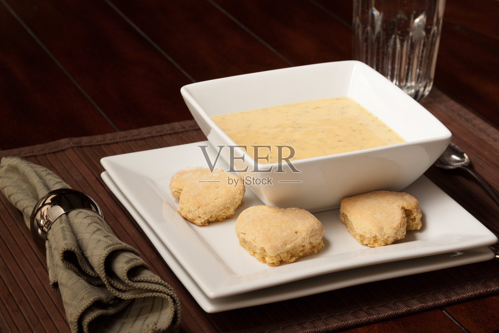 土豆汤和饼干照片摄影图片