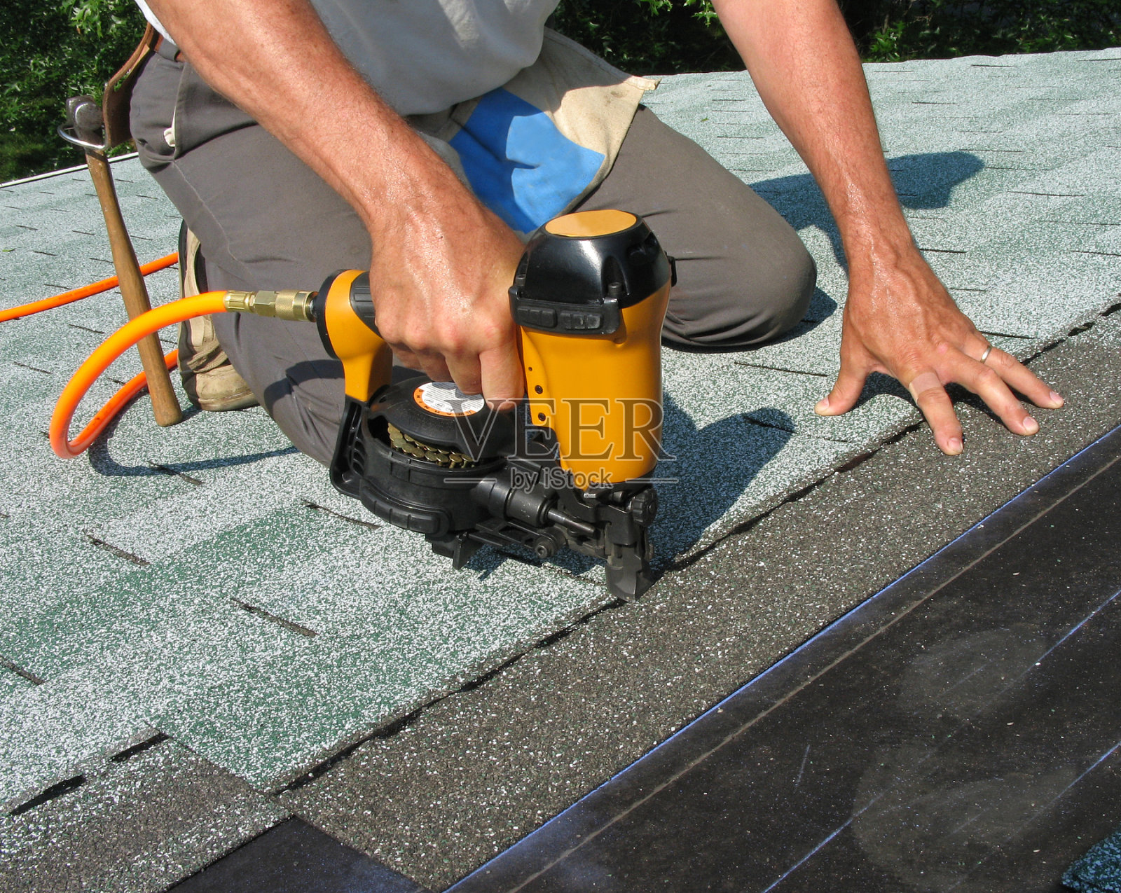 男子使用射钉枪照片摄影图片