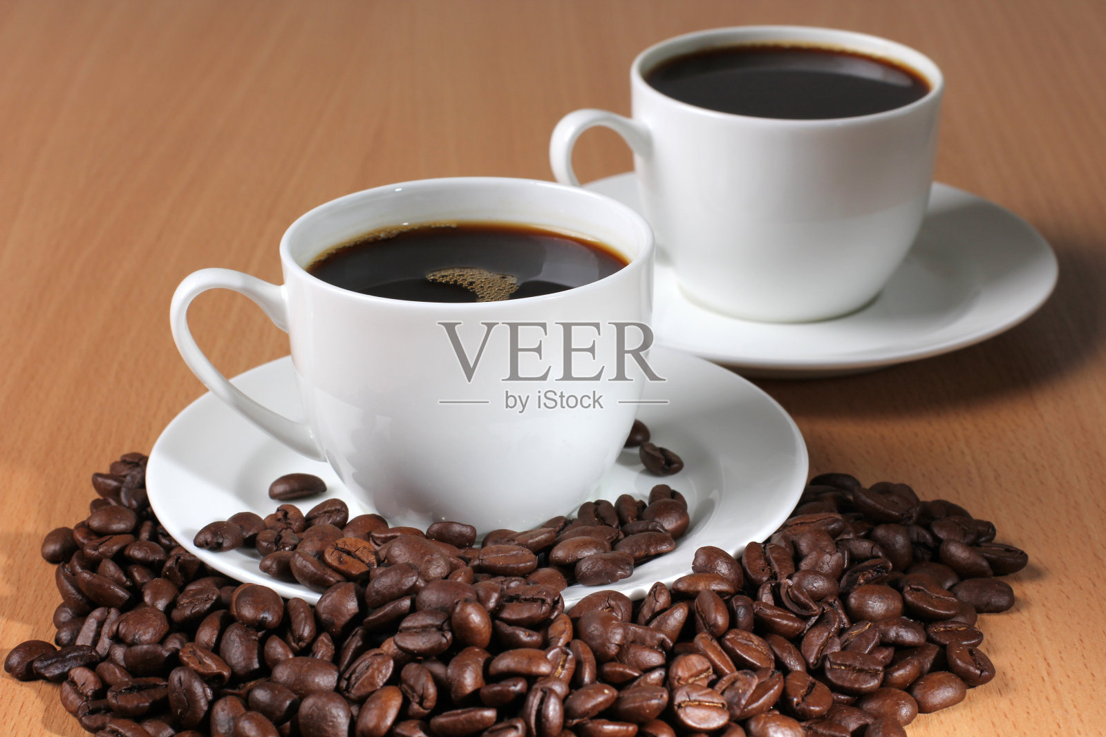 豆子和两个白色的杯子照片摄影图片