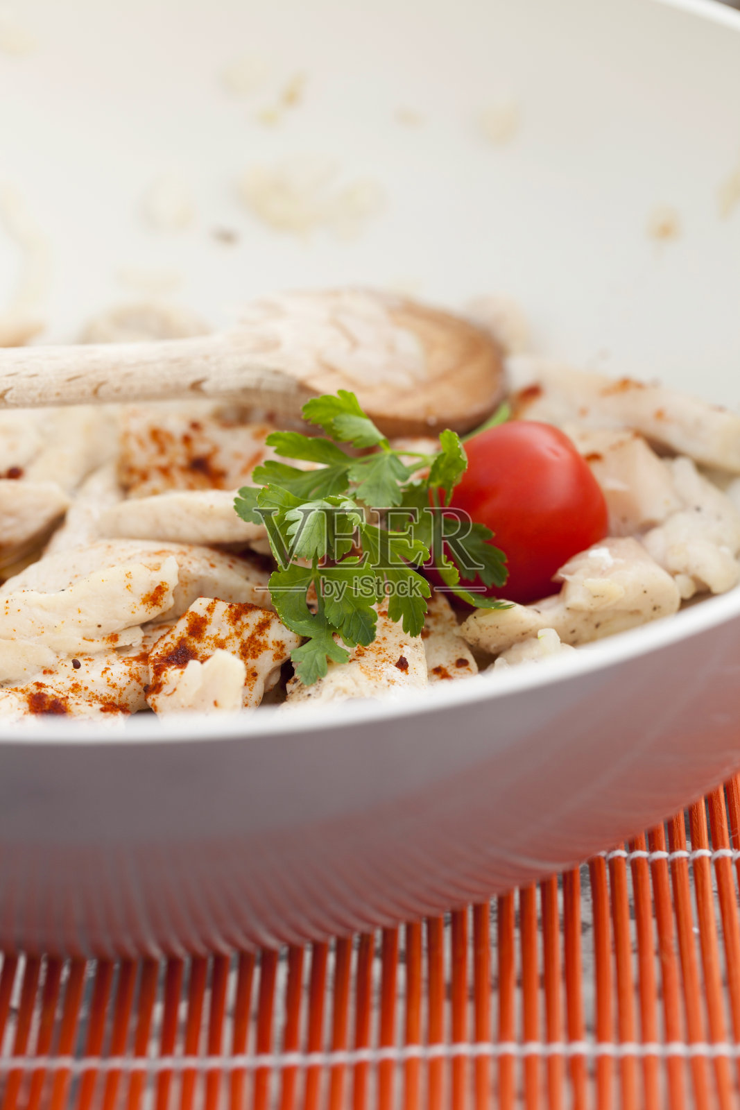 食物准备-装满肉的炊具照片摄影图片