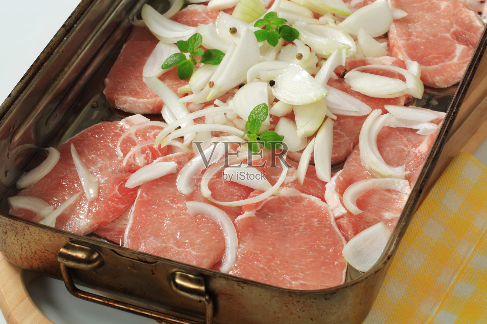 生猪肉排，烤盘，洋葱照片摄影图片