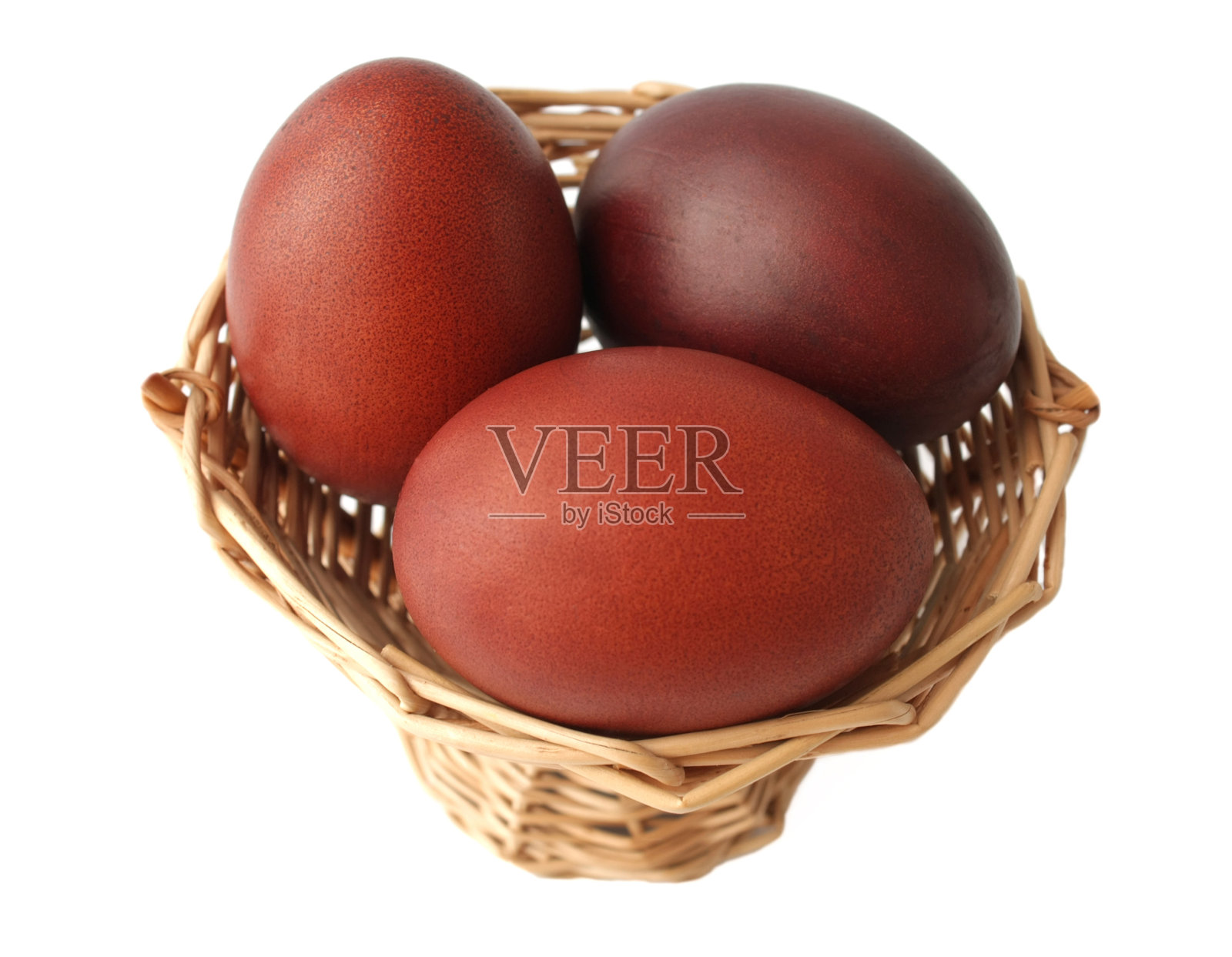 白色背景的篮子里放着红色的复活节彩蛋照片摄影图片