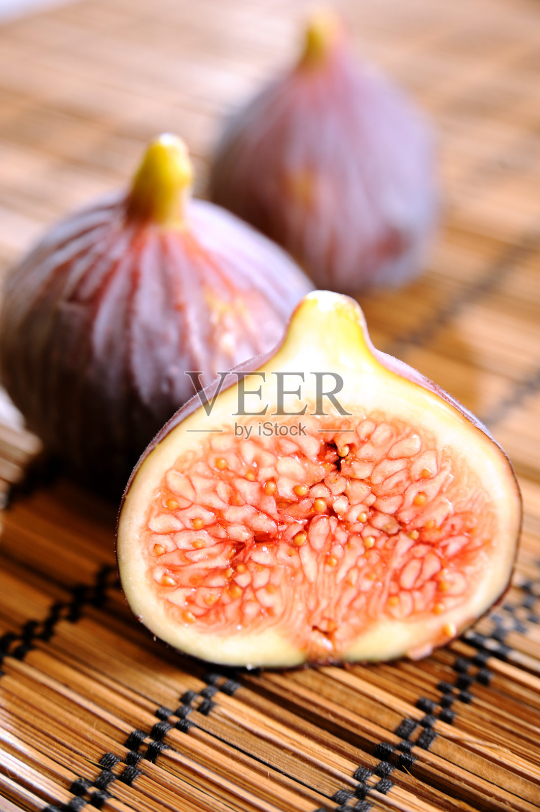 席子上有无花果照片摄影图片