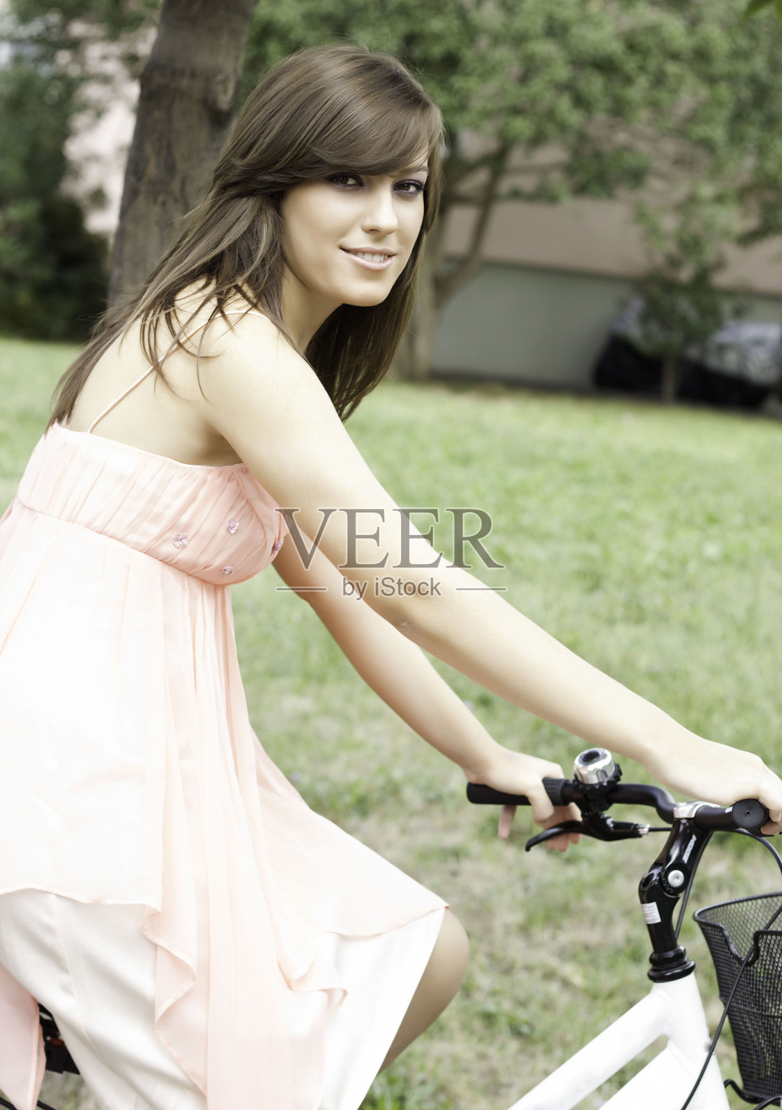 户外骑自行车的漂亮女人肖像照片摄影图片