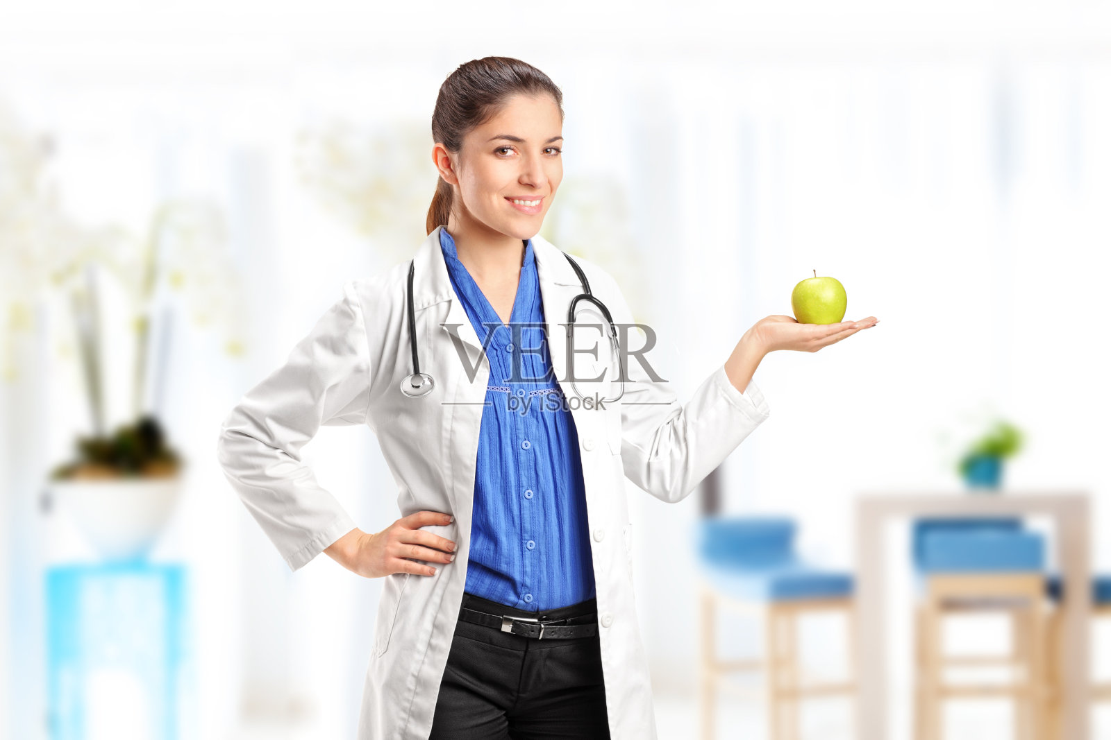 手持苹果的女医生或护士照片摄影图片