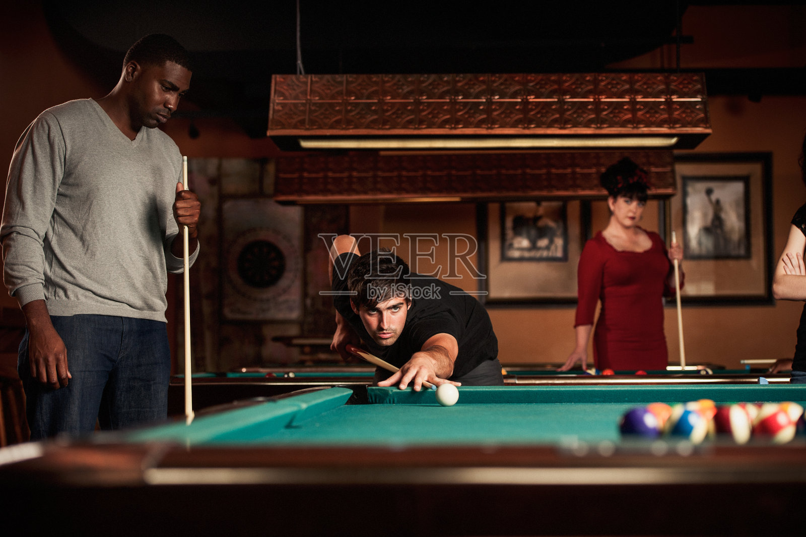 朋友打台球照片摄影图片