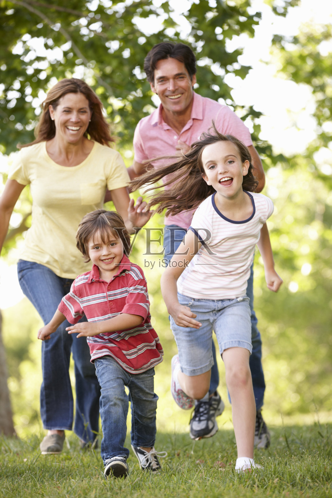 快乐的家庭在公园里跑步照片摄影图片