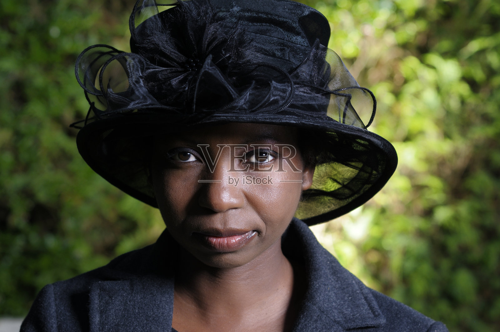 戴着黑色时髦帽子的非裔美国女人照片摄影图片