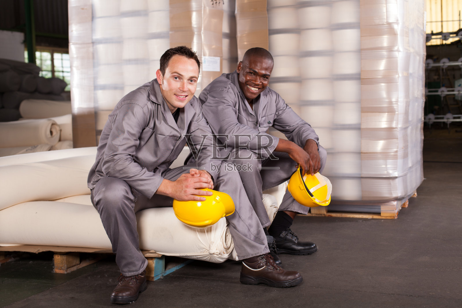 纺织厂工人放松照片摄影图片