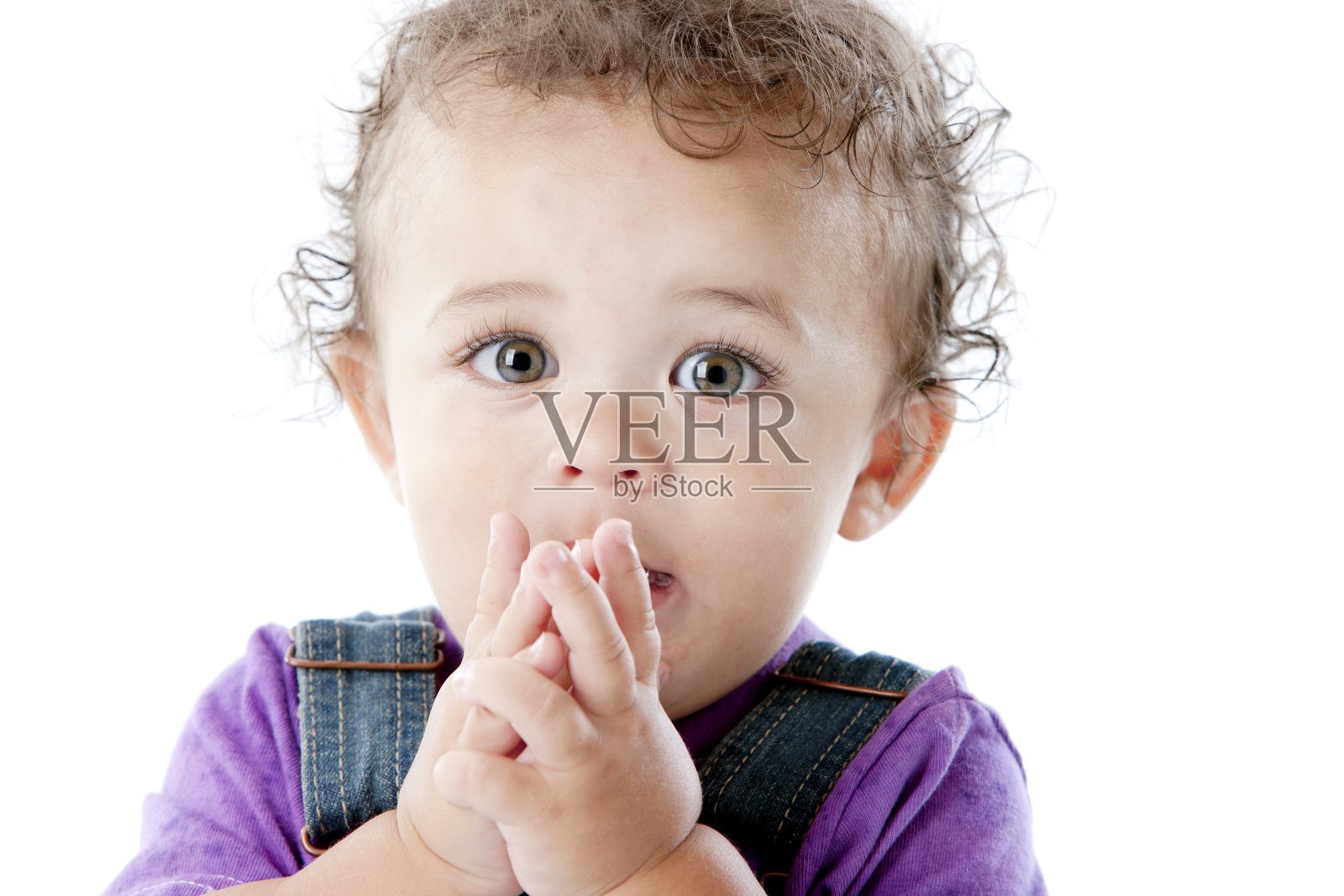 特写可爱的蹒跚学步的男孩微笑和祈祷照片摄影图片