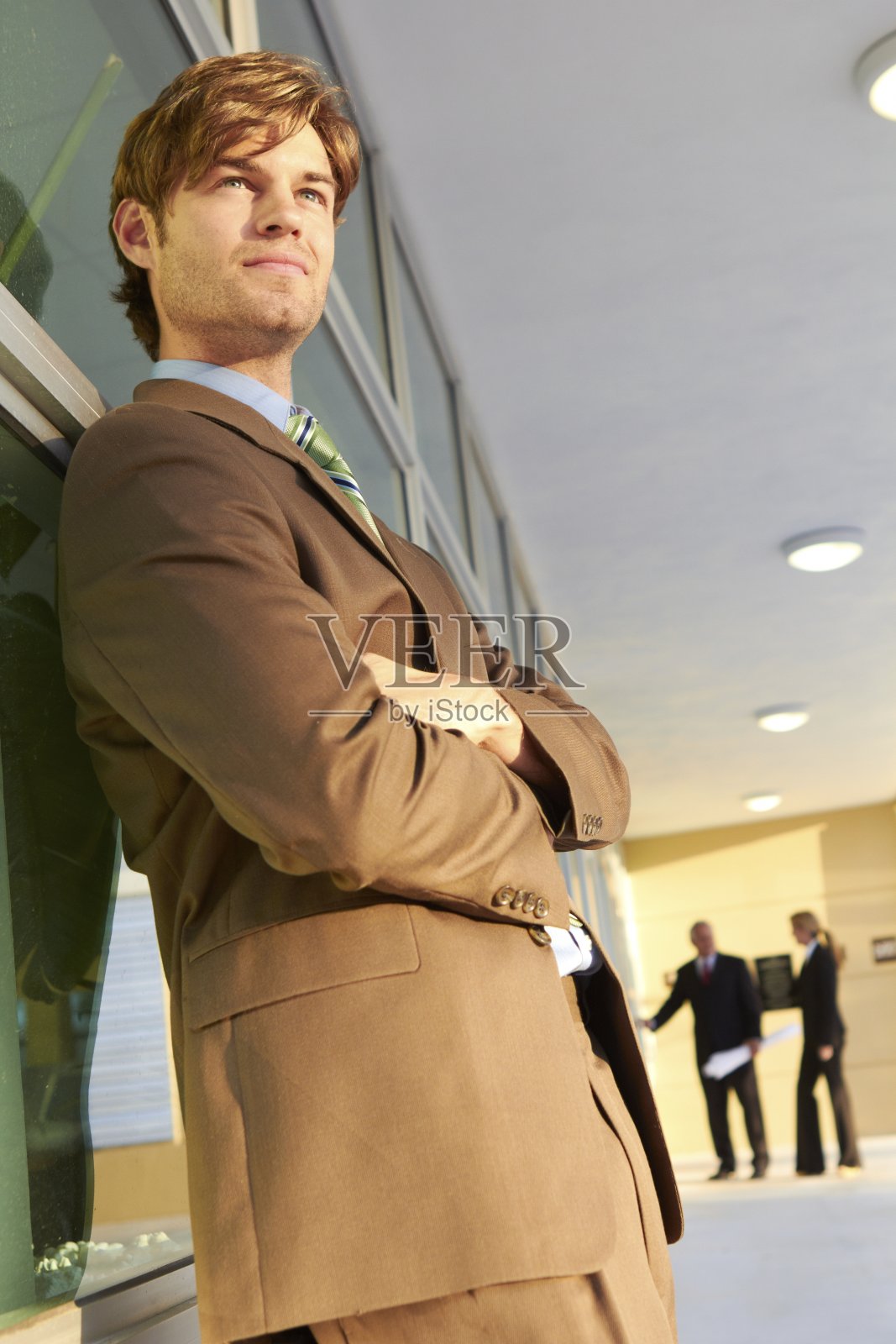 年轻自信的商人双臂交叉照片摄影图片