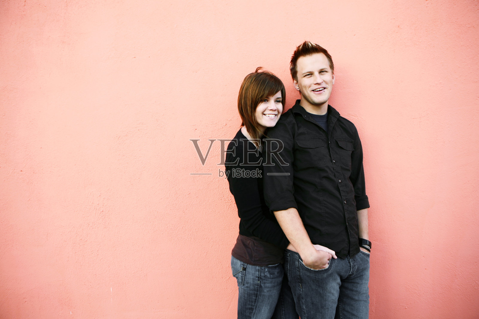 女孩拥抱她的男友照片摄影图片