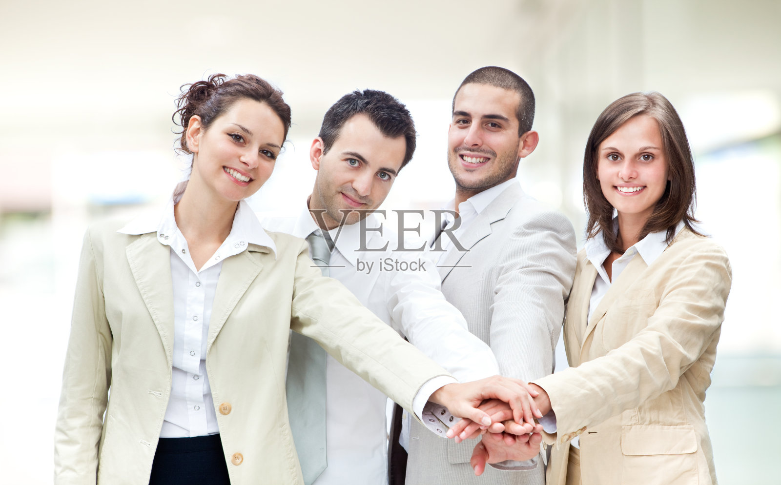 愉快的业务团队，和谐的办公室工作照片摄影图片