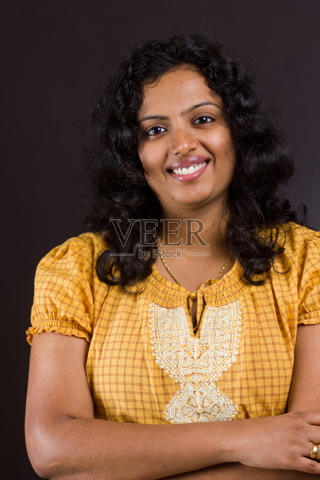 年轻美丽的印度妇女微笑的肖像照片摄影图片