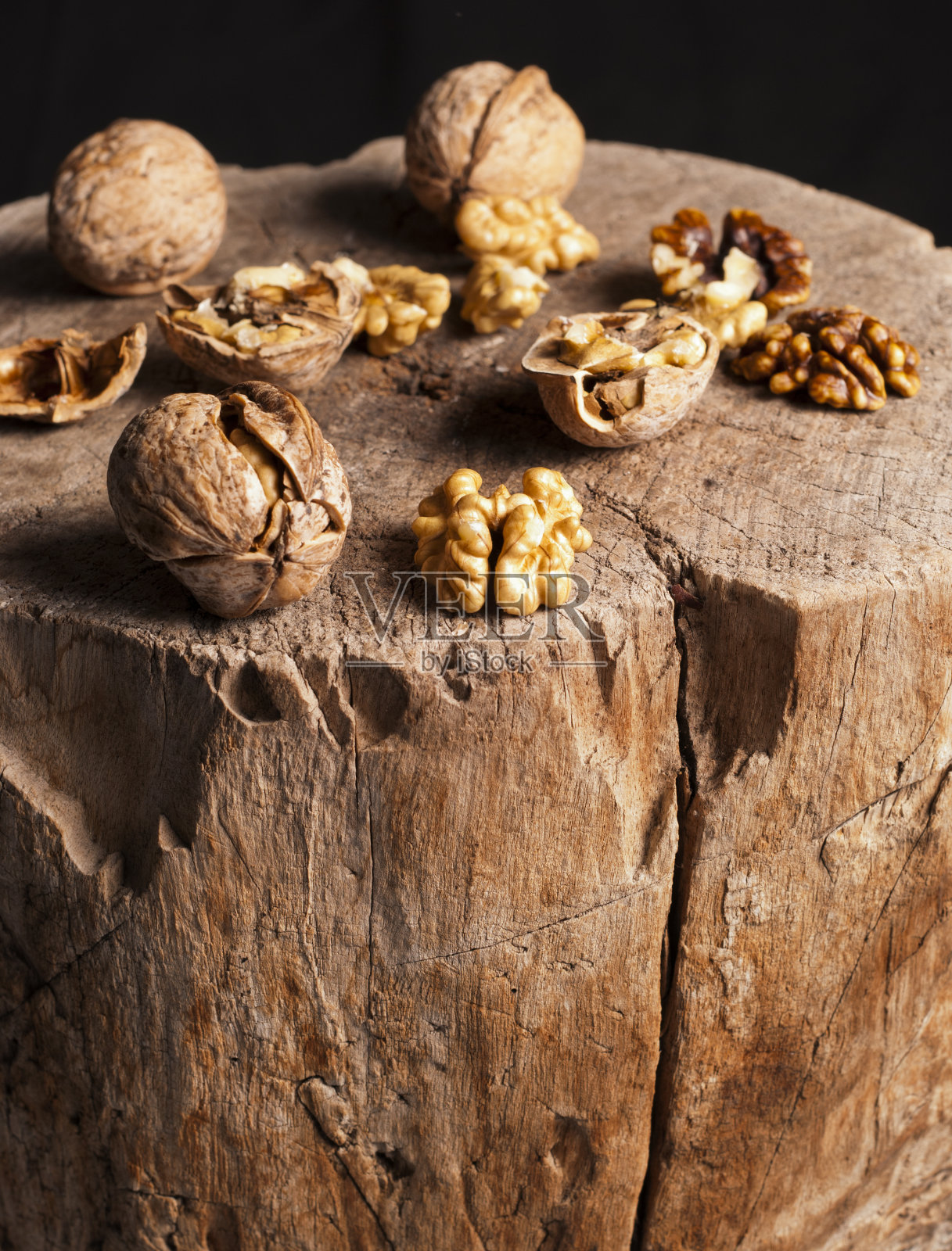 破碎的核桃照片摄影图片