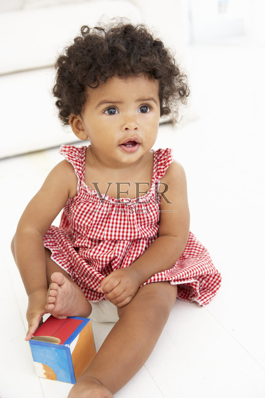 小女孩玩木制积木照片摄影图片