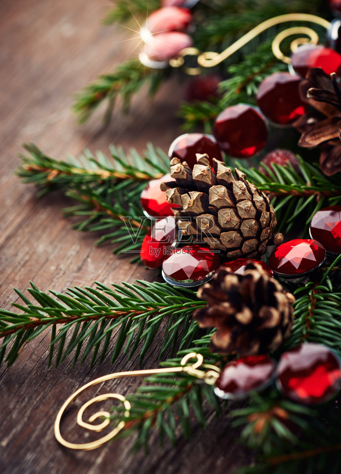 用云杉和圆锥形装饰的乡村圣诞装饰照片摄影图片