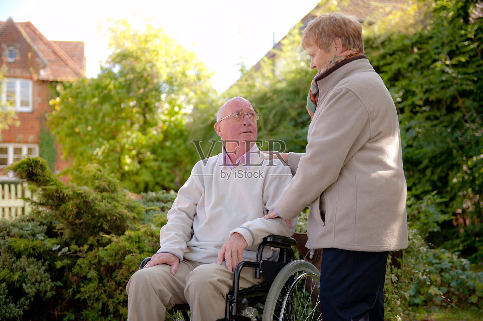 轮椅上的老夫妇照片摄影图片