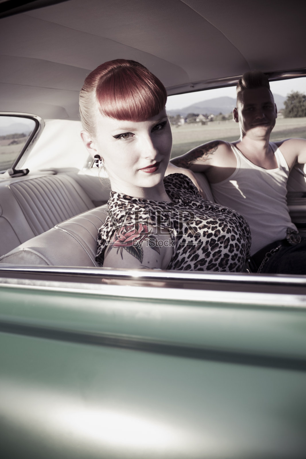 车里的情侣照片摄影图片