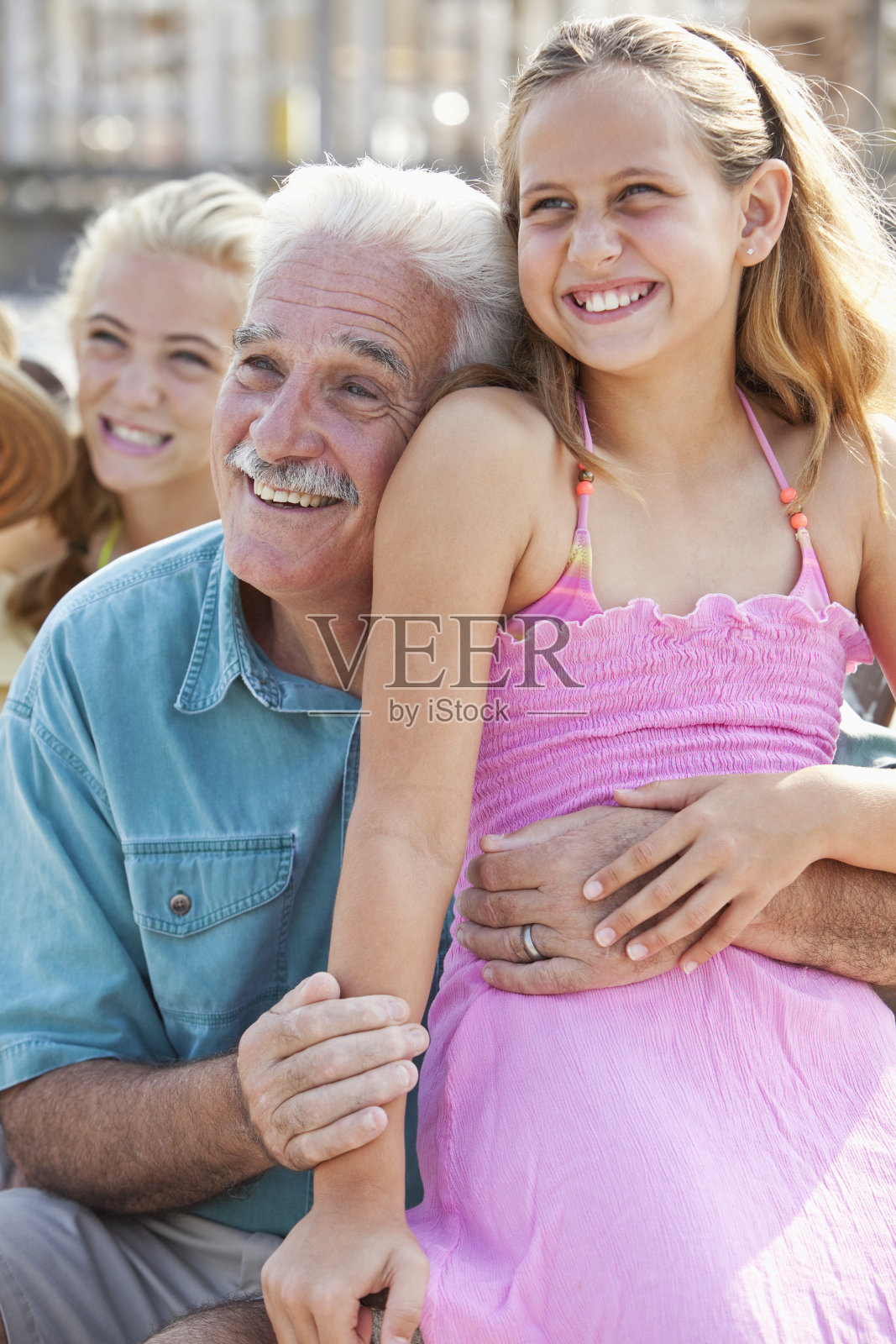 爷爷与孙女照片摄影图片