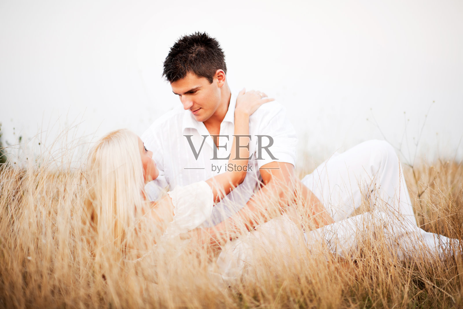 大自然中的情侣。照片摄影图片