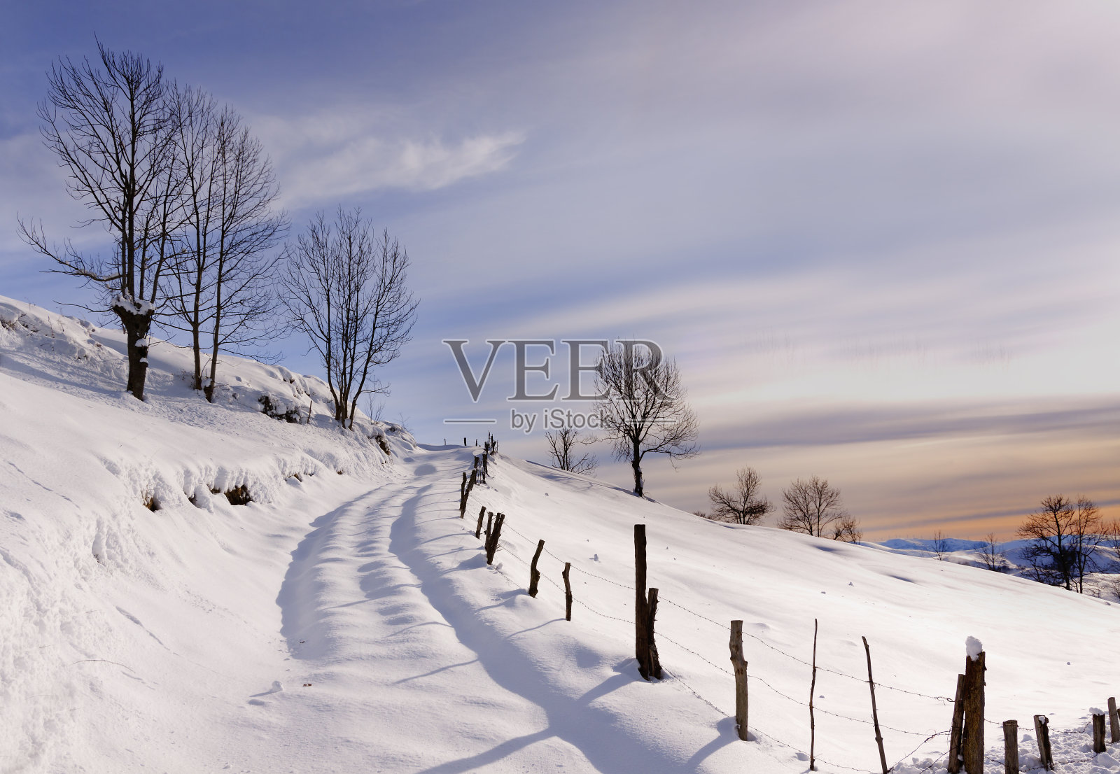 冰雪覆盖的风景。西班牙北部。照片摄影图片