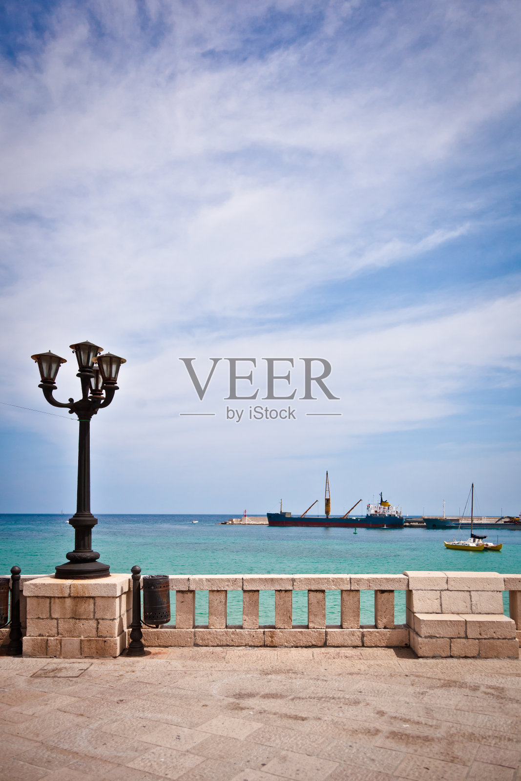 灯在大海前面照片摄影图片