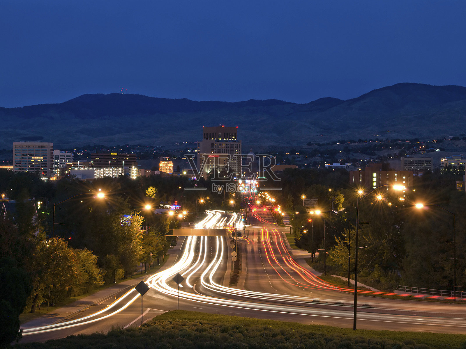 博伊西的天窗和晚上的交通照片摄影图片